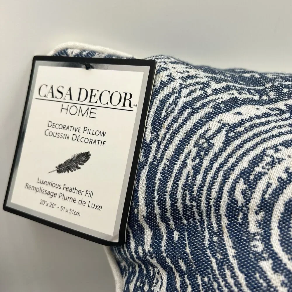 1-NWT CASA DECOR DECORATIVE Blue White Abstract Concentric Feather 20” Pillow